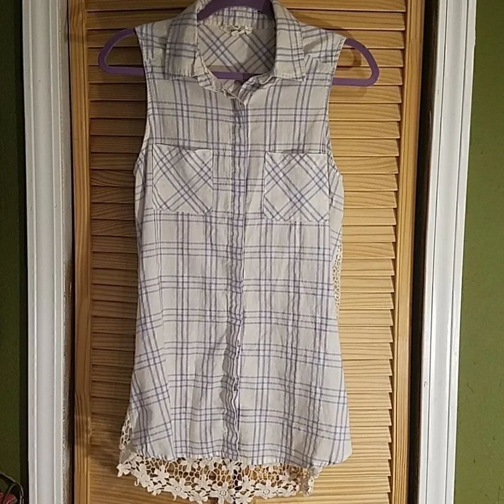 Entro szS. Sleeveless crocheted and plaid top